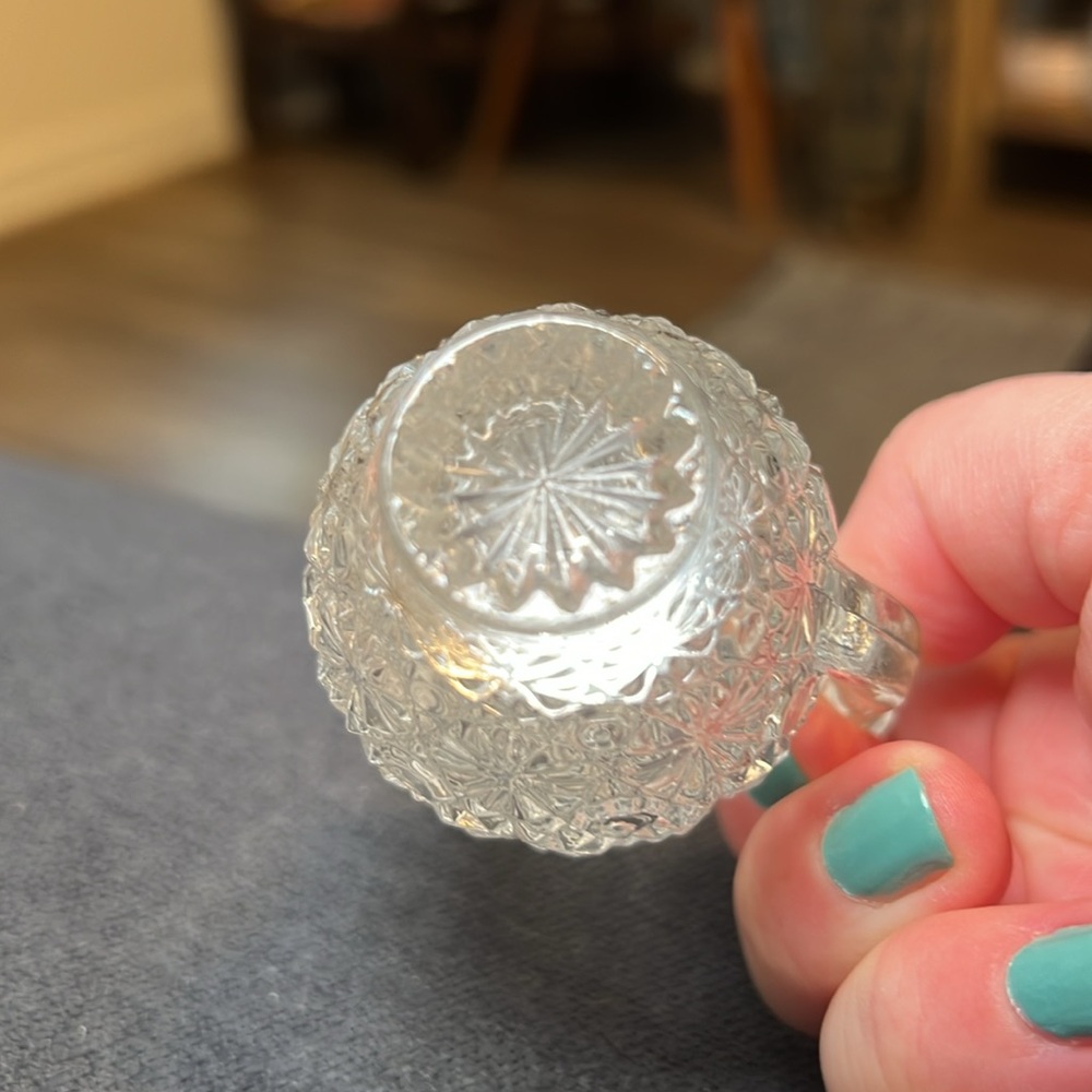 Vintage daisy and button pattern clear pressed glass mini creamer pitcher - Picture 5 of 6